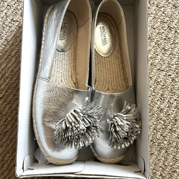 Michael Kors Lolita Slip On Metallic Pom Pom Shoes Size 8M. NWB - Picture 1 of 10